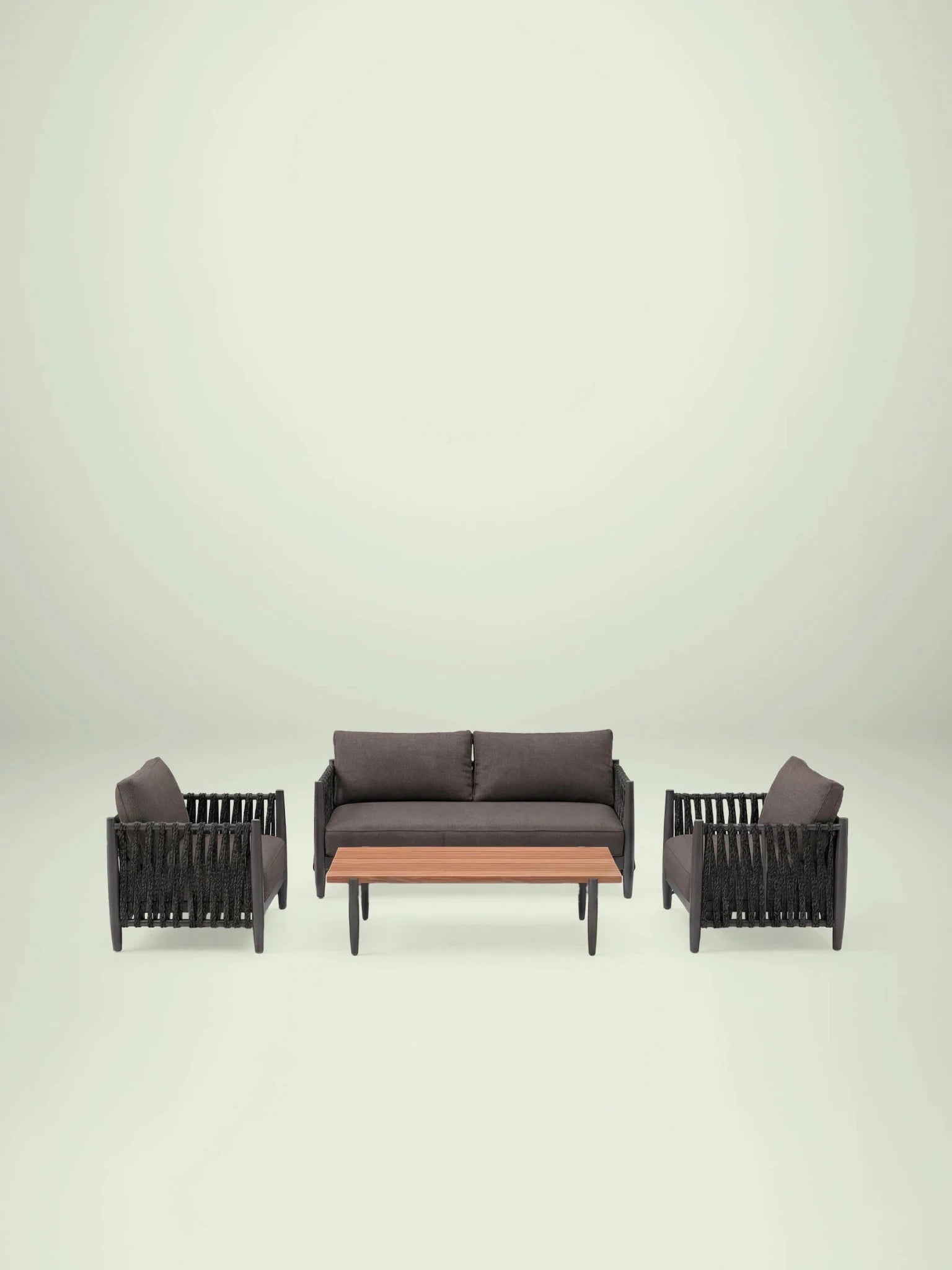 Menelamé Garten-Lounge-Set Skron: Schwarzes Aluminium, meliertes Rope-Design und kohlegraue Polsterung vor hellem Hintergrund.