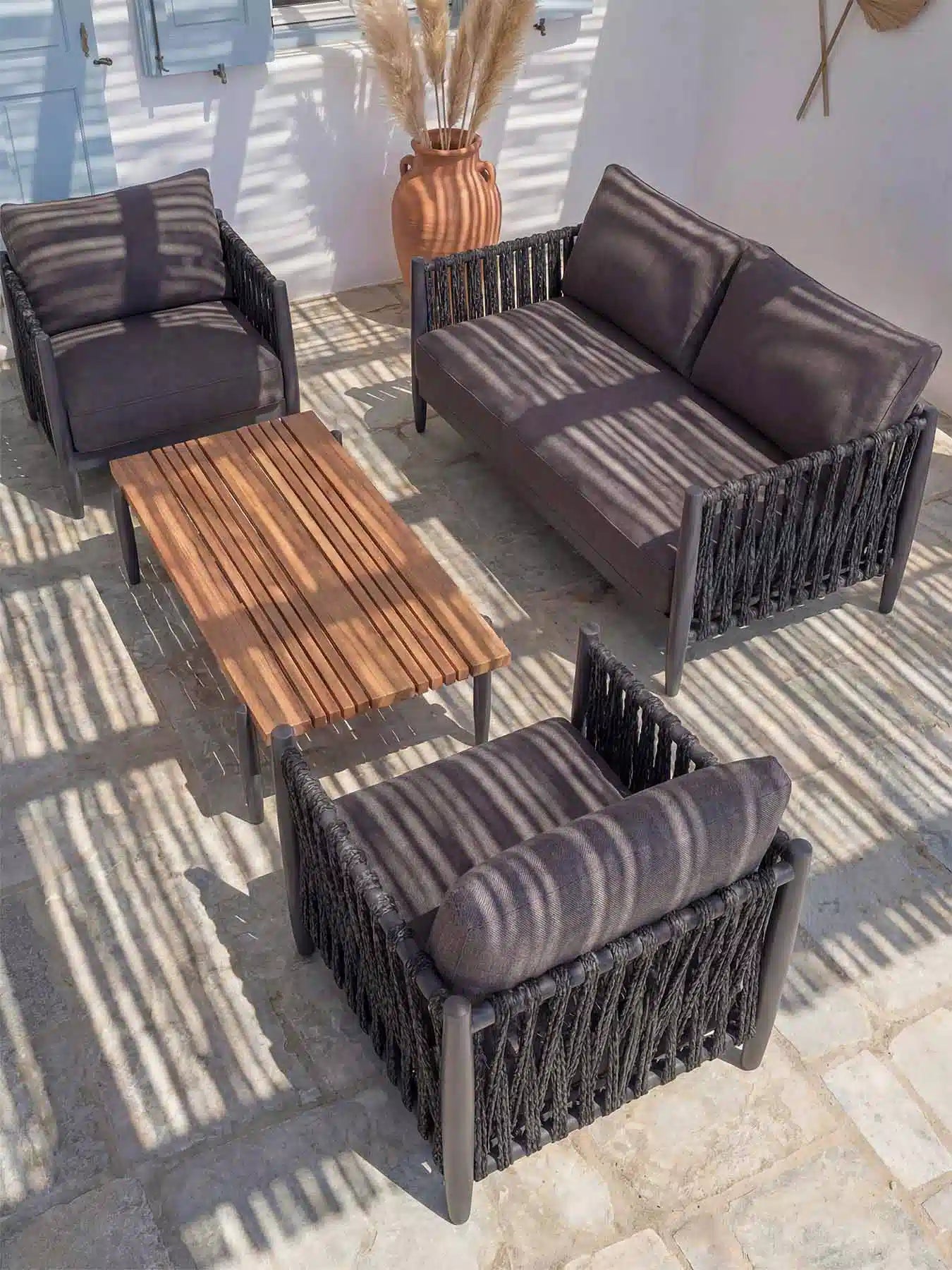 Nahaufnahme der melierten Seilbespannung und des Teakholz-Couchtisches der Menelamé Skron Kollektion.