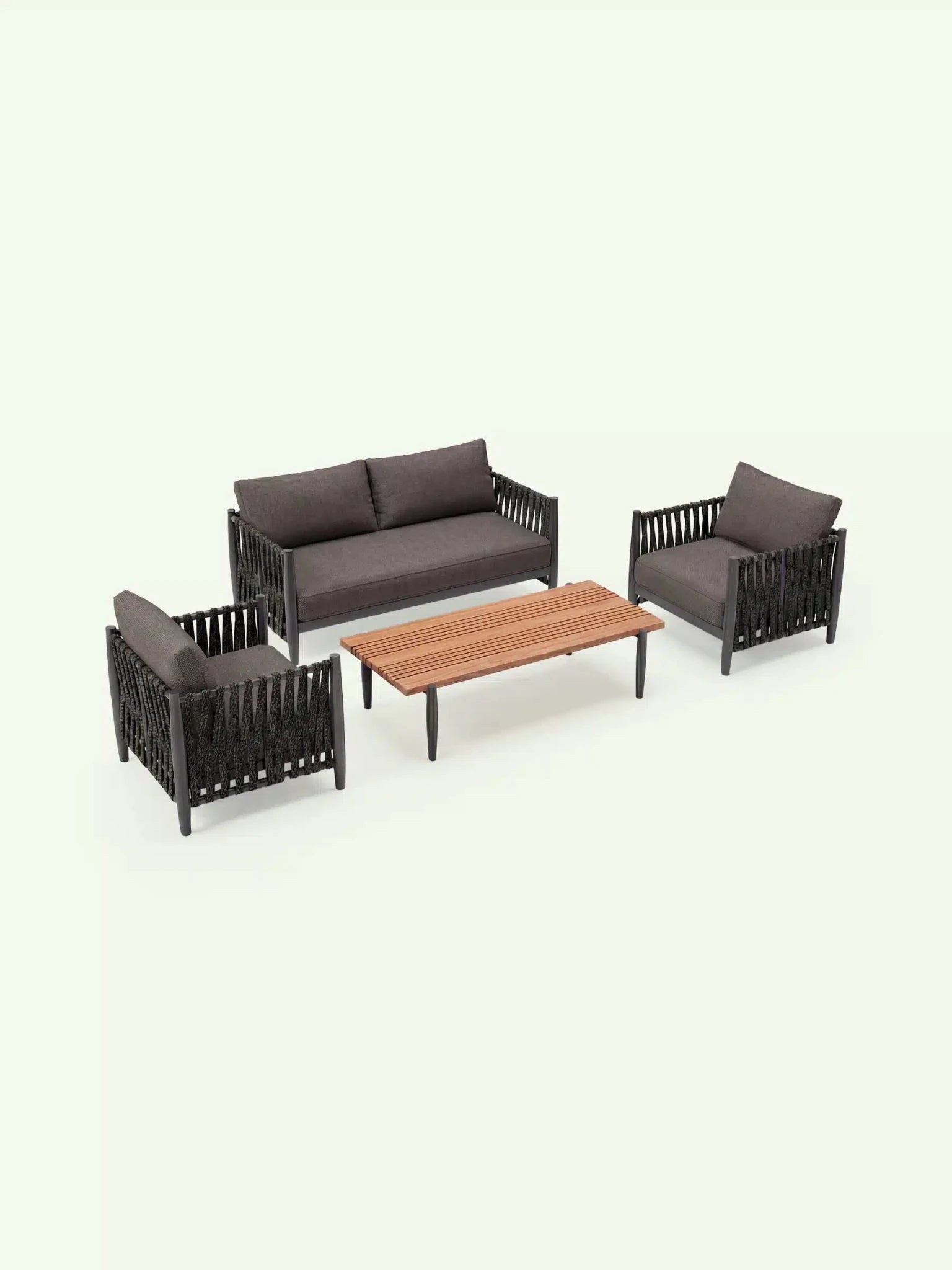 Perspektivische Ansicht der Menelamé Skron Outdoor-Sitzgruppe, moderner Materialmix aus Metall, Teak und Seil.
