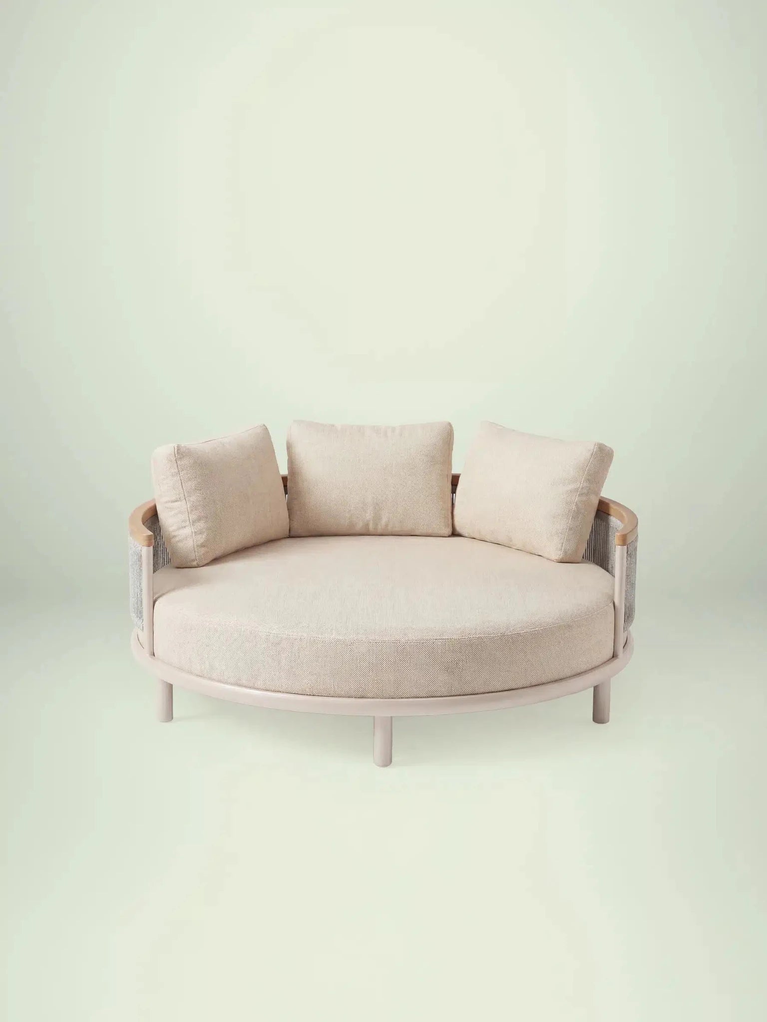 Menelamé Outdoor Sonneninsel Zaran in Beige mit wetterfester Seilbespannung und komfortablen Olefin-Kissen, Frontalansicht auf hellem Hintergrund.