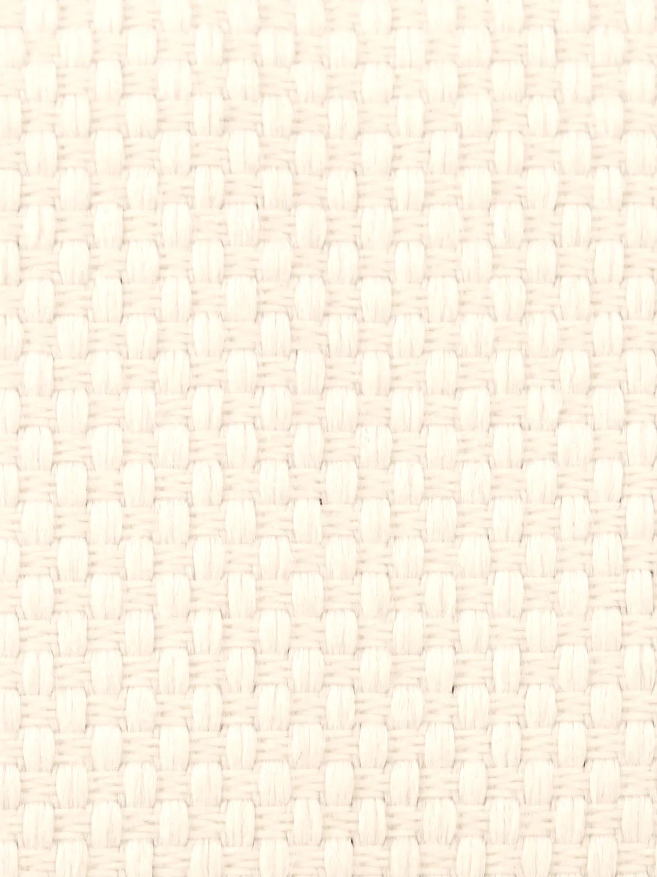 Detaillierte Nahaufnahme der groben, haptischen Korb-Webtextur des reinweißen Menelamé Olefin-Outdoor-Stoffes Plenara.
