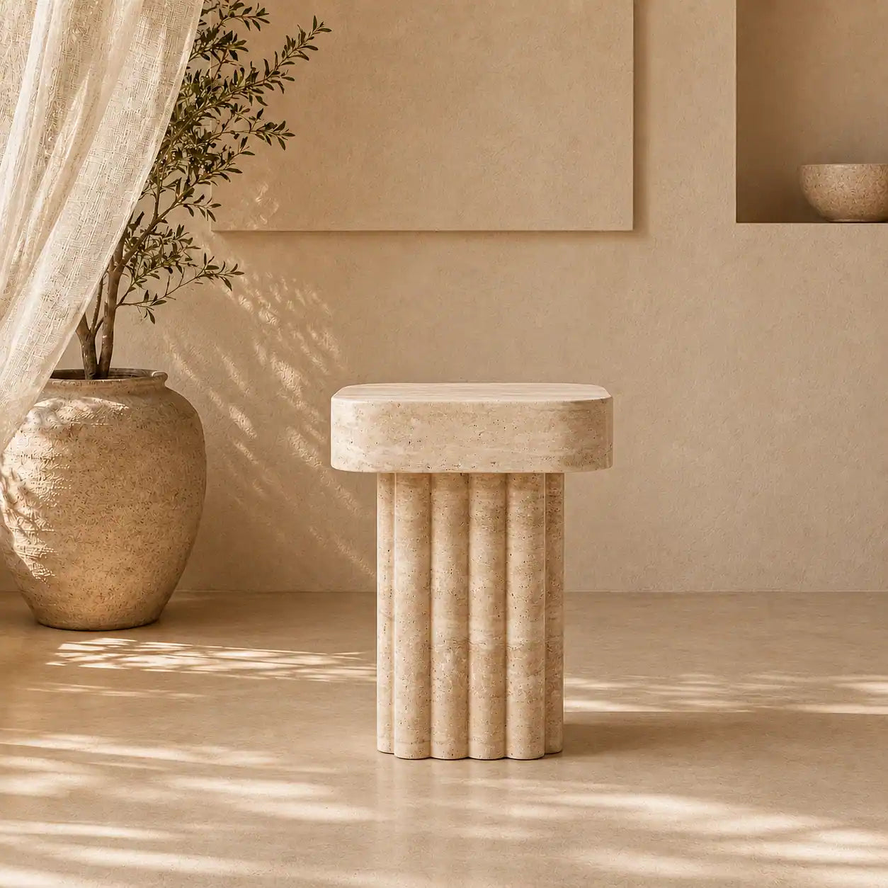 Menelamé Shop by Look: Quadratischer Naturstein-Beistelltisch aus beigem Travertin mit elegant gerillter Säulenstruktur in einer exklusiven, mediterranen Kulisse.
