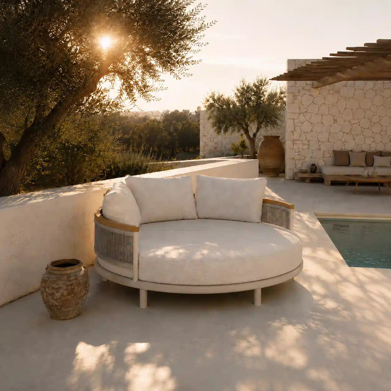Menelamé Shop by Look – Zaran Sonneninsel: Premium Outdoor-Daybed in hellem Design mit feinen Rope Akzenten und Rope-Rückenlehne.